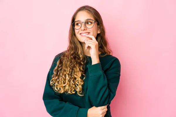 Junge Kaukasierin Denkt Entspannt Über Etwas Nach Das Einen Kopierraum — Stockfoto