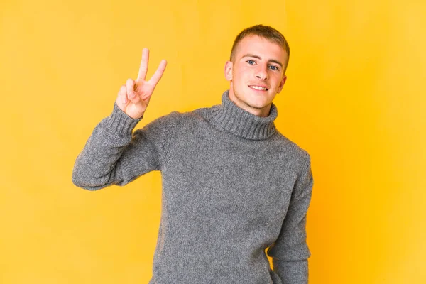 Giovane Caucasico Bell Uomo Mostrando Segno Vittoria Sorridendo Ampiamente — Foto Stock