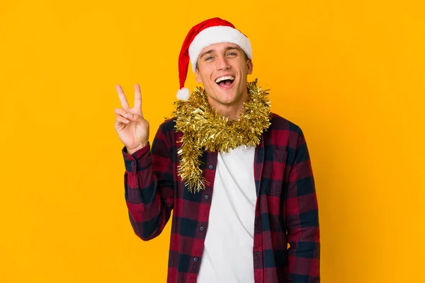 Joven Caucásico Con Sombrero Navidad Sosteniendo Regalo Aislado Sobre Fondo — Foto de Stock