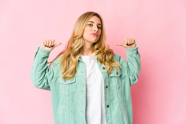 Jonge Kaukasische Blonde Vrouw Voelt Zich Trots Zelfverzekerd Voorbeeld Volgen — Stockfoto