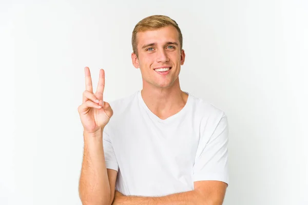 Νεαρός Καυκάσιος Όμορφος Άντρας Που Δείχνει Νούμερο Δύο Δάχτυλα — Φωτογραφία Αρχείου