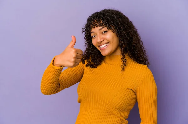 Joven Afroamericana Afro Mujer Aislada Sonriendo Levantando Pulgar Hacia Arriba —  Fotos de Stock