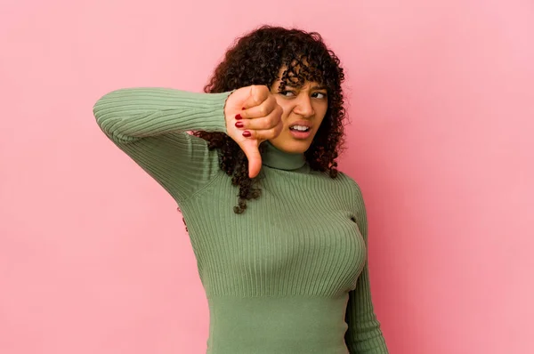 親指を立てて表現する若いアフリカ系アメリカ人のアフロ女性は嫌い — ストック写真
