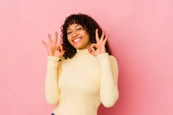 Junge Afrikanisch Amerikanische Afro Frau Isoliert Fröhlich Und Zuversichtlich Zeigt — Stockfoto