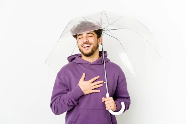 Mladý Arabský Muž Držící Deštník Hlasitě Směje Drží Ruku Hrudi — Stock fotografie