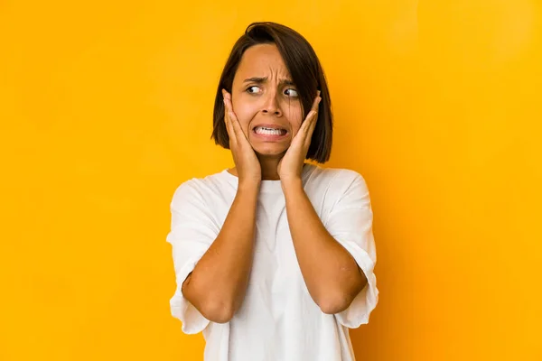 Jonge Spaanse Vrouw Geïsoleerd Gele Oren Met Handen Proberen Niet — Stockfoto