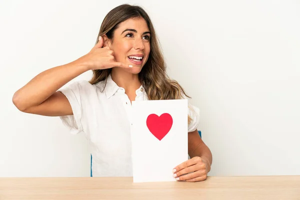 Jonge Blanke Vrouw Met Een Valentijnskaart Geïsoleerd Met Een Mobiel — Stockfoto