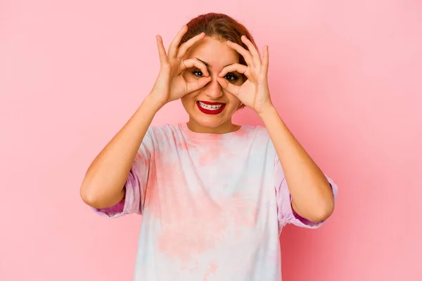 Jovem Árabe Mista Mulher Mostrando Bem Sinal Sobre Olhos — Fotografia de Stock