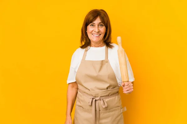 Mulher Cozinheiro Caucasiano Meia Idade Segurando Rolo Isolado Feliz Sorridente — Fotografia de Stock