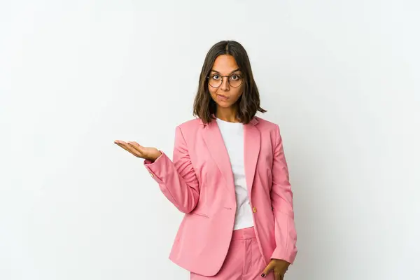 Jong Latin Business Vrouw Geïsoleerd Witte Achtergrond Met Een Kopieerruimte — Stockfoto