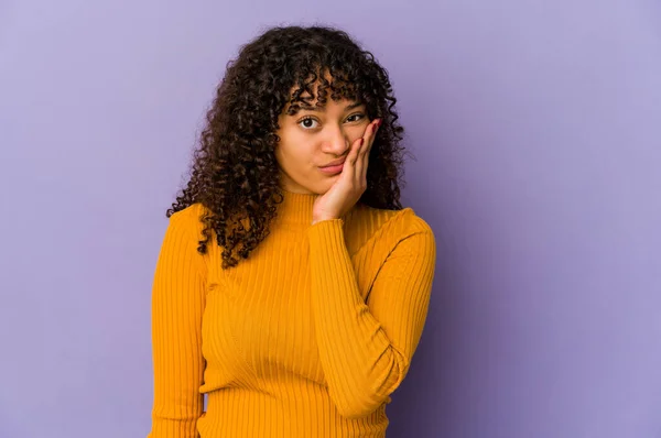 Joven Afroamericana Afro Mujer Aislada Que Siente Triste Pensativa Mirando — Foto de Stock