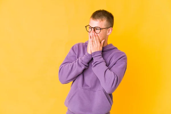 Ung Kaukasisk Stilig Man Skrattar Något Täcker Munnen Med Händer — Stockfoto