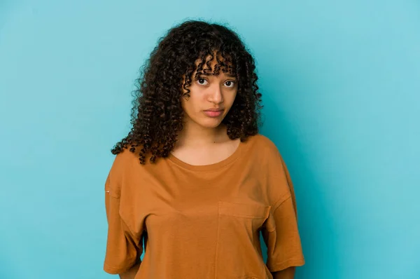 아프리카계 미국인 여성은 슬프고 얼굴을 고립하고 느낀다 — 스톡 사진