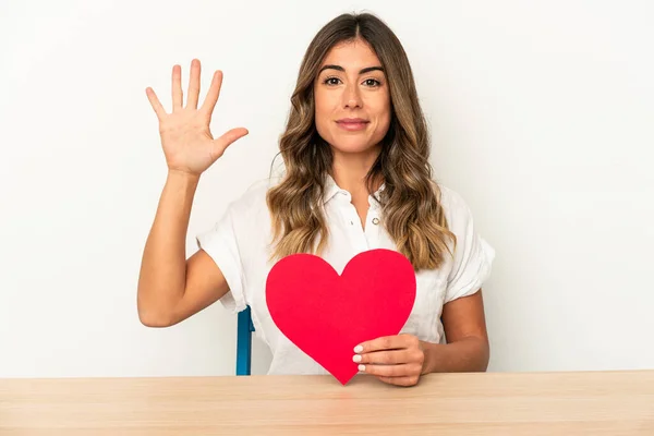 Jonge Blanke Vrouw Met Een Valentijnsdag Hart Geïsoleerd Lachend Vrolijk — Stockfoto