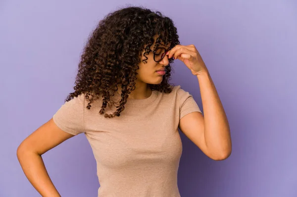 Junge Afrikanisch Amerikanische Afro Frau Isoliert Mit Kopfschmerzen Berührung Vor — Stockfoto