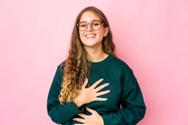 Joven Mujer Caucásica Ríe Felizmente Divierte Manteniendo Las Manos Estómago —  Fotos de Stock