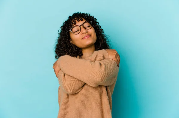 Joven Afroamericana Afro Mujer Abrazos Aislados Sonriente Despreocupado Feliz — Foto de Stock