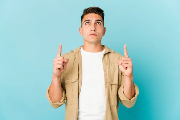 Joven Caucásico Guapo Hombre Aislado Señalando Revés Con Boca Abierta — Foto de Stock