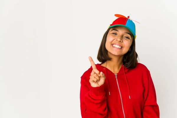 Mujer Hispana Joven Usando Una Gorra Con Hélice Aislada Mostrando —  Fotos de Stock