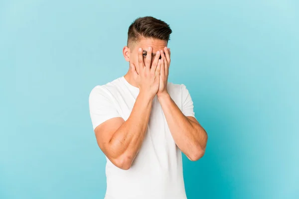 Jonge Blanke Knappe Man Geïsoleerde Knipoog Naar Camera Door Vingers — Stockfoto