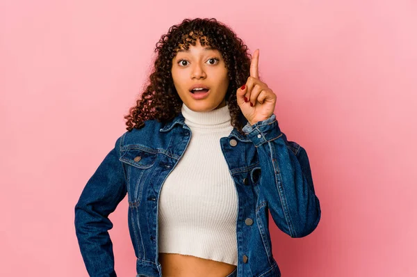 Jovem Africana Americana Afro Mulher Isolada Apontando Cabeça Com Boca — Fotografia de Stock