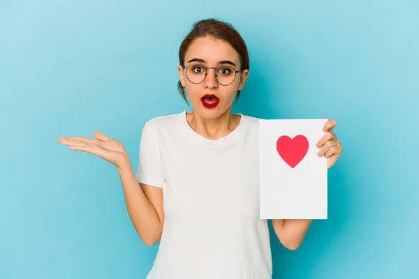 Jong Mager Arabisch Meisje Met Een Valentijnskaart Verrast Geschokt — Stockfoto