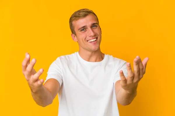 Jovem Caucasiano Bonito Homem Mostrando Uma Expressão Bem Vinda — Fotografia de Stock