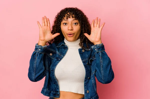 Jovem Afro Americana Africana Isolada Tendo Uma Ideia Conceito Inspiração — Fotografia de Stock