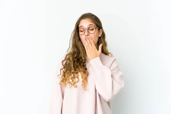 Jovem Caucasiana Bocejando Mostrando Gesto Cansado Cobrindo Boca Com Mão — Fotografia de Stock