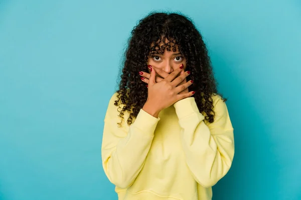 Ung Afrikansk Amerikansk Afro Kvinna Isolerad Täcka Munnen Med Händerna — Stockfoto