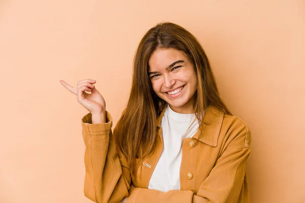 Mladý Hubený Kavkazský Teenager Dívka Usměvavý Vesele Ukazuje Ukazováčkem Pryč — Stock fotografie