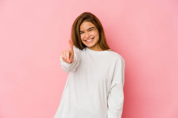 Genç Sıska Beyaz Genç Kız Bir Numarayı Parmağıyla Gösteriyor — Stok fotoğraf
