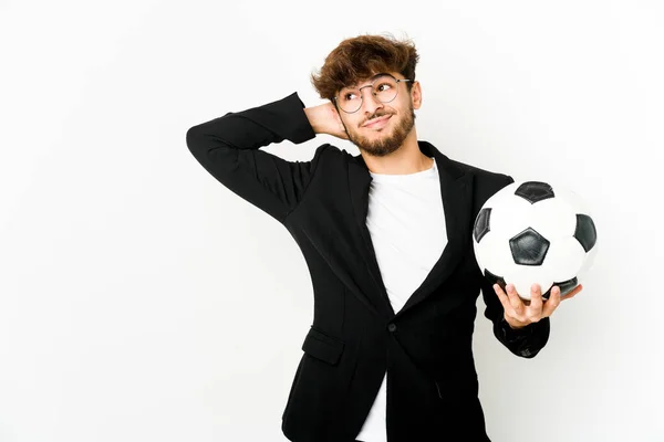 Jovem Treinador Futebol Indiano Isolado Tocando Parte Trás Cabeça Pensando — Fotografia de Stock