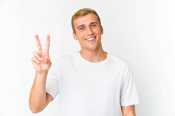 Mladý Běloch Pohledný Muž Ukazuje Vítězství Znamení Široce Usmívá — Stock fotografie