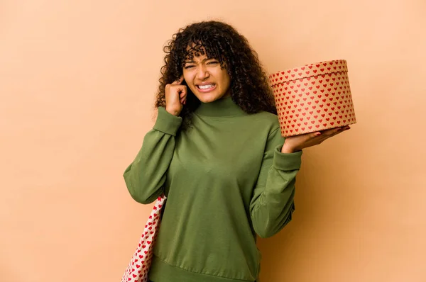 Ung Afrikansk Amerikansk Afro Kvinna Håller Alla Hjärtans Dag Gåva — Stockfoto