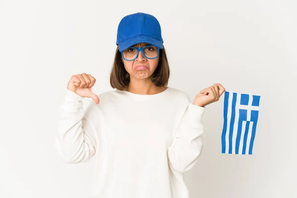 Молода Іспаномовна Змішана Расова Жінка Тримає Прапор Греції Показуючи Нелюбовний — стокове фото