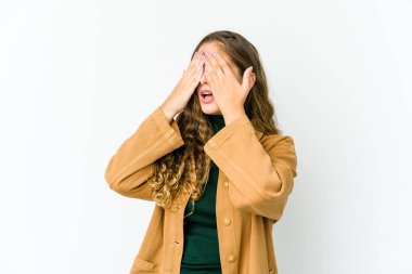 Genç beyaz kadın elleriyle gözlerini kapatmaktan korkuyor..