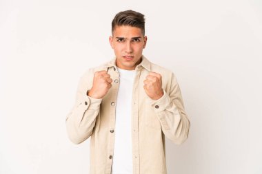 Kameraya yumruğunu gösteren beyaz tenli yakışıklı bir adam, agresif bir yüz ifadesi..