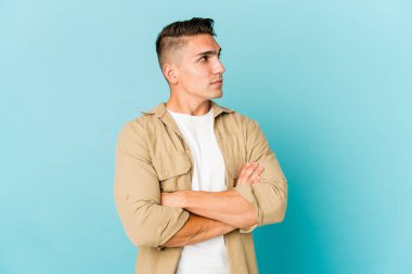 Kafkasyalı yakışıklı genç adam hedeflerine ve amaçlarına ulaşmayı hayal ediyor.