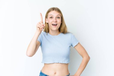 Beyaz arka planda izole edilmiş genç sarışın kadının bir fikri, ilham konsepti var..