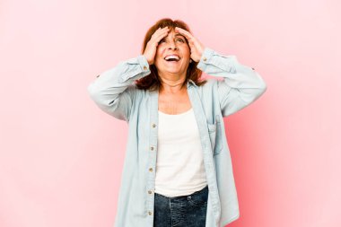 Kafkasyalı kıdemli kadın yalnız kahkahalarla gülüyor ve ellerini başının üstünde tutuyor. Mutluluk kavramı.