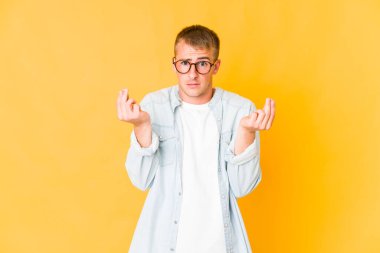 Beyaz tenli yakışıklı bir adam parasız olduğunu gösteriyor..