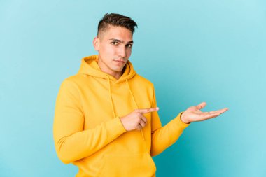 Beyaz tenli yakışıklı bir adam yalnız başına. Elinde bir fotokopi odası olduğu için heyecanlı..