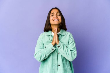 Genç melez kadın el ele tutuşup dua ediyor, kendine güveniyor..