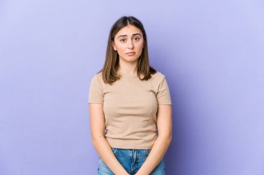 Genç beyaz kadın üzgün, ciddi yüzlü, mutsuz ve hoşnutsuz..