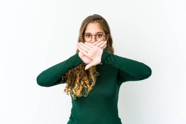 Beyaz bir kadın inkar jesti yapıyor.