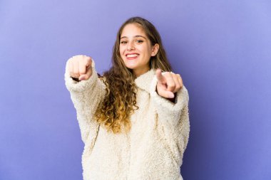 Genç, beyaz, tatlı bir kadın. Neşeli gülücükler öne bakıyor..