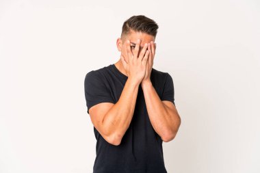 Genç, beyaz, yakışıklı bir adam yalnız. Korkmuş ve gergin parmaklarıyla göz kırp..