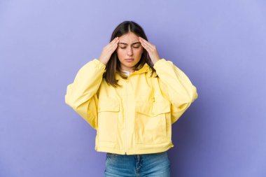 Kafkasyalı genç bir kadının başı ağrıyor, yüzüne dokunuyor..