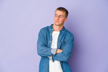 Kafkasyalı yakışıklı genç adam tekrarlanan bir görevden bıktı..